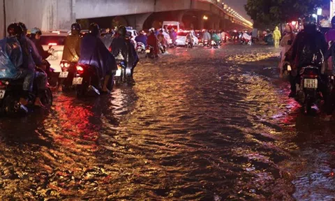 Mưa lớn giờ tan tầm, nhiều tuyến phố thủ đô ngập nặng